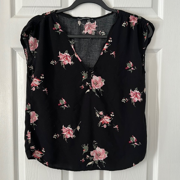 Abercrombie & Fitch Tops - Abercrombie & Fitch Black Floral V-Neck Cap Sleeve Blouse